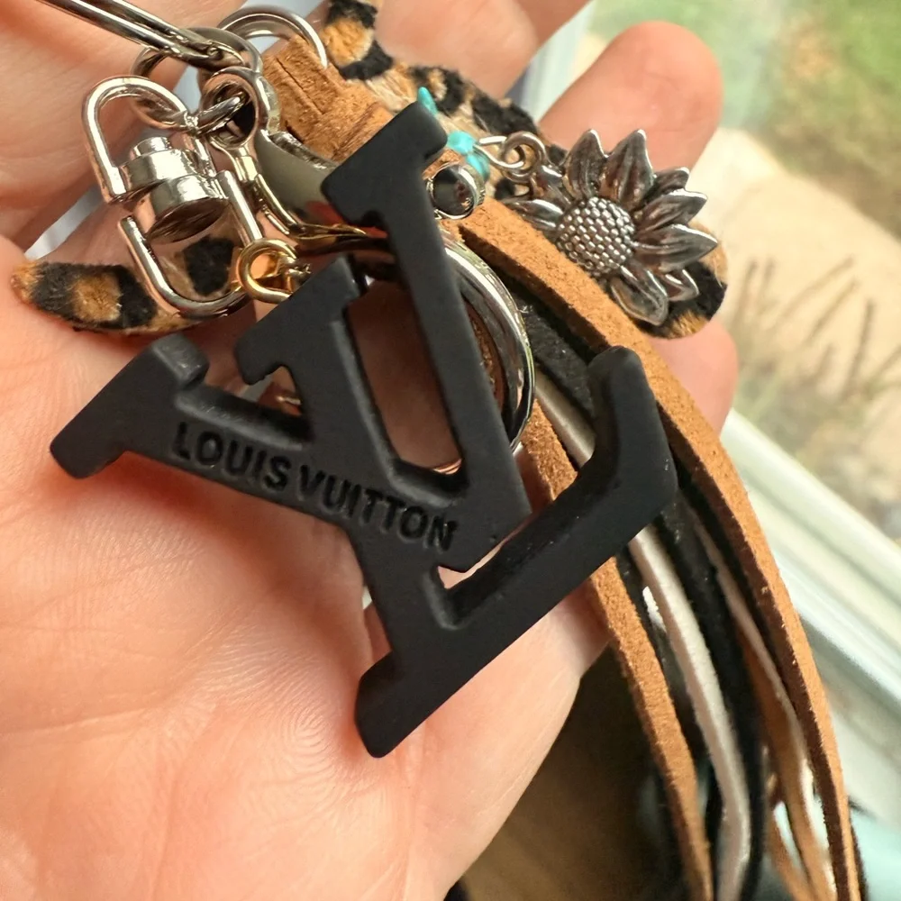 Sold 🖤 Louis Vuitton LV resin Logo Charm – Black Resin on Silver unbranded - Picture 2 of 5